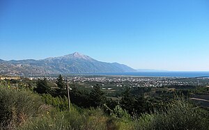 Vista da costa do Mediterrâneo e do Cassius Mountain (Keldağ)
