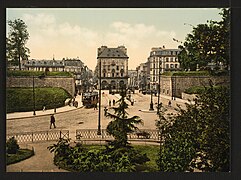 Place des Portes ouvrant sur la rue de Siam (gauche) et la Grand-rue (droite).