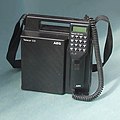 Telèfon portàtil dels anys 1980, fabricat per AEG
