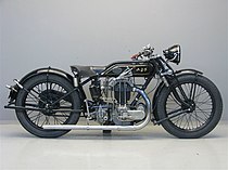De AJS 500 cc "Big Port" had in 1925 grote indruk gemaakt tijdens de Tourist Trophy op Man. AJS bracht meteen een spin-off op de markt: het Model G8. De "G" stond voor het bouwjaar: 1926. 1927 kreeg de letter "H" en deze Model K8 kopklepper is van 1928
