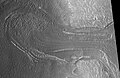 Immagine di un probabile ghiacciaio. Studi radar hanno mostrato che è quasi completamente composto di ghiaccio. Il ghiacciaio sembra muoversi da un terreno più elevato, una mesa, sulla destra. Il luogo si trova nel quadrangolo Ismenius Lacus.