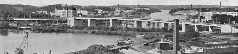 "Nya Liljeholmsbron" (enkelbron) sedd från Tantolunden 1928. Nedanför bron sträcker sig fortfarande järnvägsspåret mellan Liljeholmens järnvägsstation och Stockholms södra, den ersattes 1929 av Årstabron.