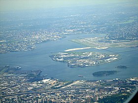 Vue aérienne de Rikers Island, avec le pont sur la droite