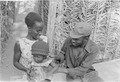 Soldado do PAIGC com sua família em um campo militar, Guiné-Bissau, 1974