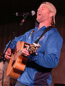 Darryl Worley performing for U.S. servicemen in Kuwait