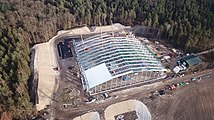 Geländeüberblick, rechts die Grundwasserreinigungs-Halle