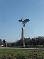 Reiherstatue aus Stahl in einem Park, Manchester