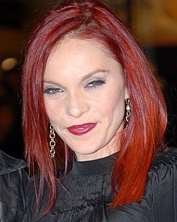 Carmit Bachar elokuvan 27 Dresses ensi-illassa vuonna 2008.