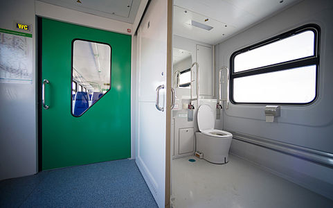 Широкий туалет в головном вагоне ЭД4М-0458