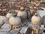 Tambores das cúpulas da basílica de san Marcos de Venecia (século XI), inspiradas nas das igrexa dos Santos Apóstolos de Constantinopla (século VI).