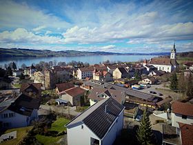 Blick über das Städtchen Sempach (LU), im Hintergrund der Sempachersee in Richtung Norden