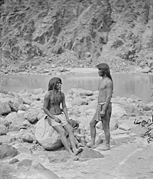 2位男子在岩石河岸邊的黑白照片。