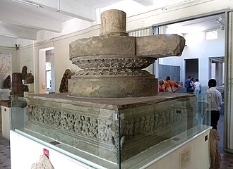 Sanctuaire de Trà Kiệu, Xe siècle. Linga enchâssé dans le bassin pour les ablutions, supporté par le piédestal et son soubassement à figures[110].