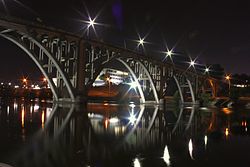 Lila rosett + deltagarpris: en bild på en bro över floden Coosa i Alabama.