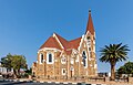 15. Krisztus temploma vagy Christuskirche. Az 1907 és 1910 között épült, Gottlieb Redecker építész által tervezett templomot eredetileg a béke templomának nevezték, mivel a németek és a hottentották, herero és ovambo népek közötti háborúk után épült. A templomot a környékről bányászott kvarcos homokkőből építették, és a neoromán, a szecessziós és a neogótikus stílus hatásainak keveréke (Windhoek, Namíbia) (javítás)/(csere)