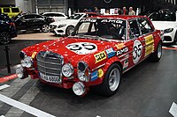 Photo d'une réplique Mercedes-Benz 300 SEL 6,8 AMG vue de trois-quarts avant.