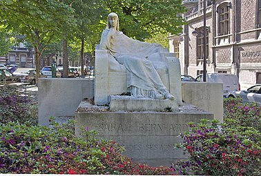 同広場, サラ・ベルナールの像 (François-Léon Sicard, Monument à Sarah Bernhardt, 1926.)