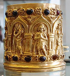 Reliquaire[N 1]. Dévot[N 2], de face, et déités nimbées, de profil, en adoration. Or, grenats. Ier ou IIe siècle . British Museum