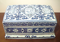 Блакитно-біла порцелянова скринька з арабськими та перськими написами, Чженде (1506-1521).