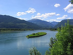 Die Columbiarivier naby Revelstoke, Kanada.