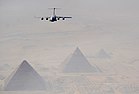 Eine C-17 Globemaster III überfliegt am 15. Oktober 2009 während der Übung Bright Star die Pyramiden von Gizeh KW 18 (ab 28. April 2019)