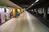 Bahnsteig des U-Bahnhofs, von dem die Züge der C-Strecke verkehren