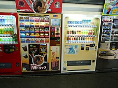 Mehrere Getränkeautomaten in Japan