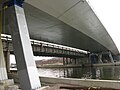 de nieuwe brug in aanbouw, naast de helft van de oude brug
