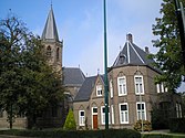 Zicht ip Onze-Lieve-Vrouwe-ten-hemelopnemingkerke (1885) an de Loerikseweg (ryksmonument)