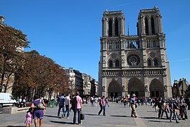 Notre Dame ve Place Jean-Paul II