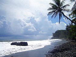 Тахити е познат по плажите со црн песок.