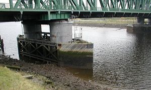 Estacade rive Sud reliant deux avant-becs, Newport Bridge à Middlesbrough (Royaume-Uni).