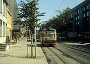 Motorwagen 28 van lijn 1 op de Kongens gate; 5 augustus 1982.