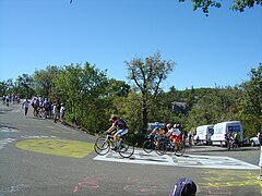 Virage du Bois le matin de l'arrivée du Tour le 25 juillet 2009.