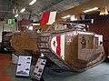 Chiếc Mark V được trưng bày ở bảo tàng Bovington. Dòng kẻ dọc trắng-đỏ-trắng là dấu hiệu của tăng Anh, được sử dụng đầu thế chiến thứ hai.