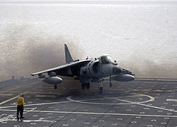 Az Amerikai Tengerészgyalogság AV–8B+ Harrier II repülőgépe a USS Juneau fedélzetére száll le.