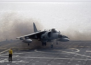 En AV-8B+ landar på USS Juneau. Den svarta röken uppstår när vatten sprutas in i motorn för att få större dragkraft.