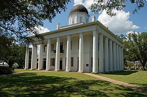 East Feliciana Parish Courthouse in Clinton, gelistet im NRHP Nr. 73002232[1]