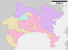 Mapa konturowa Kanagawy, blisko centrum u góry znajduje się punkt z opisem „Yamato”