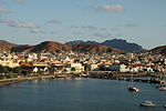 Hamnen Porto Grande och staden Mindelo. Ön Sāo Vicente.