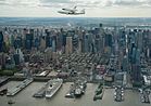 Ein Shuttle Carrier Aircraft der NASA mit der Enterprise im Huckepack überfliegt am 27. April 2012 an der Westseite von Manhattan das Intrepid Sea, Air & Space Museum. KW 25 (ab 18. Juni 2017)