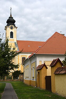 A római katolikus templom a paplakkal