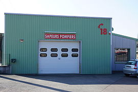 Façade d'un hangars métallique vert.