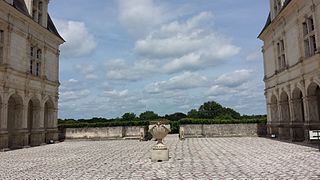 La cour d'honneur s'ouvre largement sur les perspectives de la vallée du Cher et de la Loire.