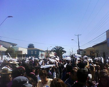 People wave their handkerchiefs for the official photo. Image: Diego Grez.