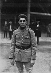 Photographie en noir et blanc d'un homme en habit militaire.