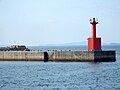 マリーナ白灯柱（東側）と東港の赤灯台[6]