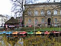 Zijtak Alte Hunte met steiger, bij de kasteeltuin van de stad Oldenburg; op de achtergrond het Augusteum