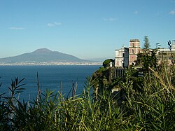 A dreita, o castiello de Vico Equense, a o fundo o mont Vesubio con o golfo de Nápols.