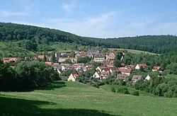 Pohled na údolí s vesnicí